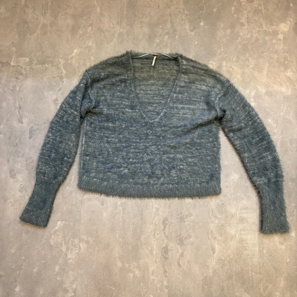 FREE PEOPLE Serendipity V Neck Fuzzy Sweater Size Small‎ - Picture 3 of 11